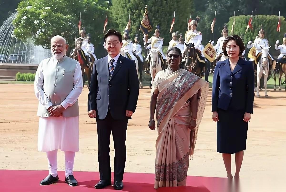 莫迪的旁边是李在明，李在明的旁边是穆尔穆，穆尔穆的旁边是李在明老婆。感觉印度的吠