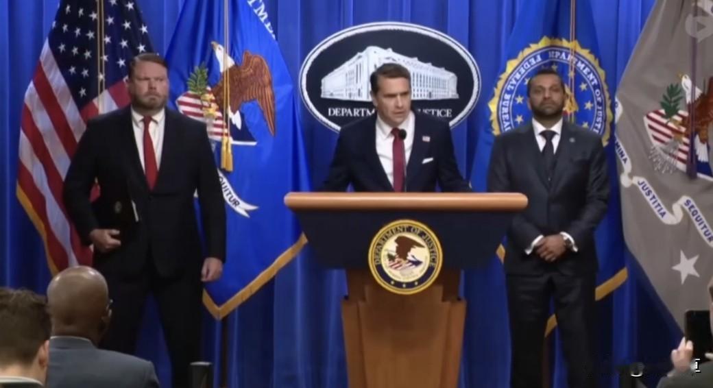 美国司法部指控前联邦调查局局长詹姆斯·科米犯有两项重罪：
1. 明知故犯地对美国