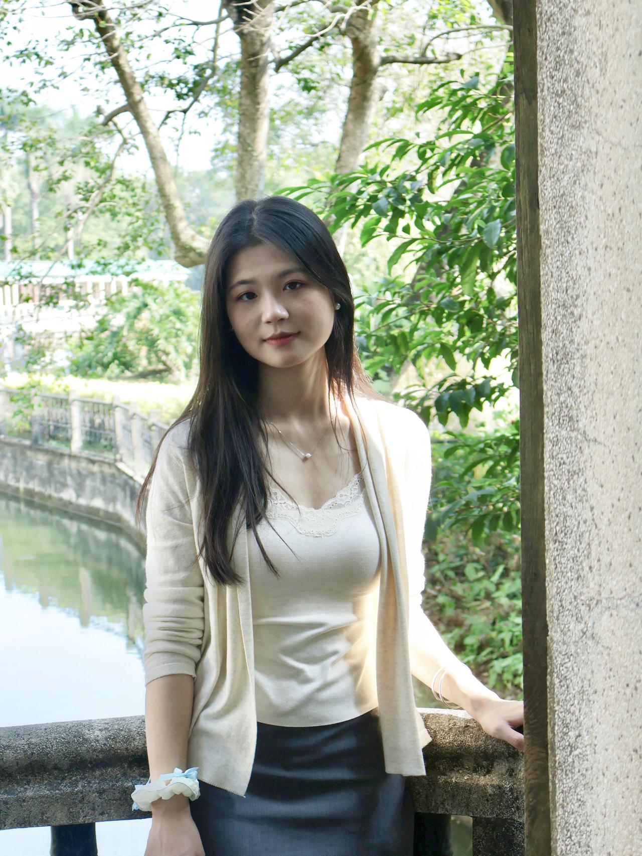 临江仙·郊园晴日偶立
 
小序：晴日逛郊园，行至水畔石栏处，倚柱而立，风摇树影，