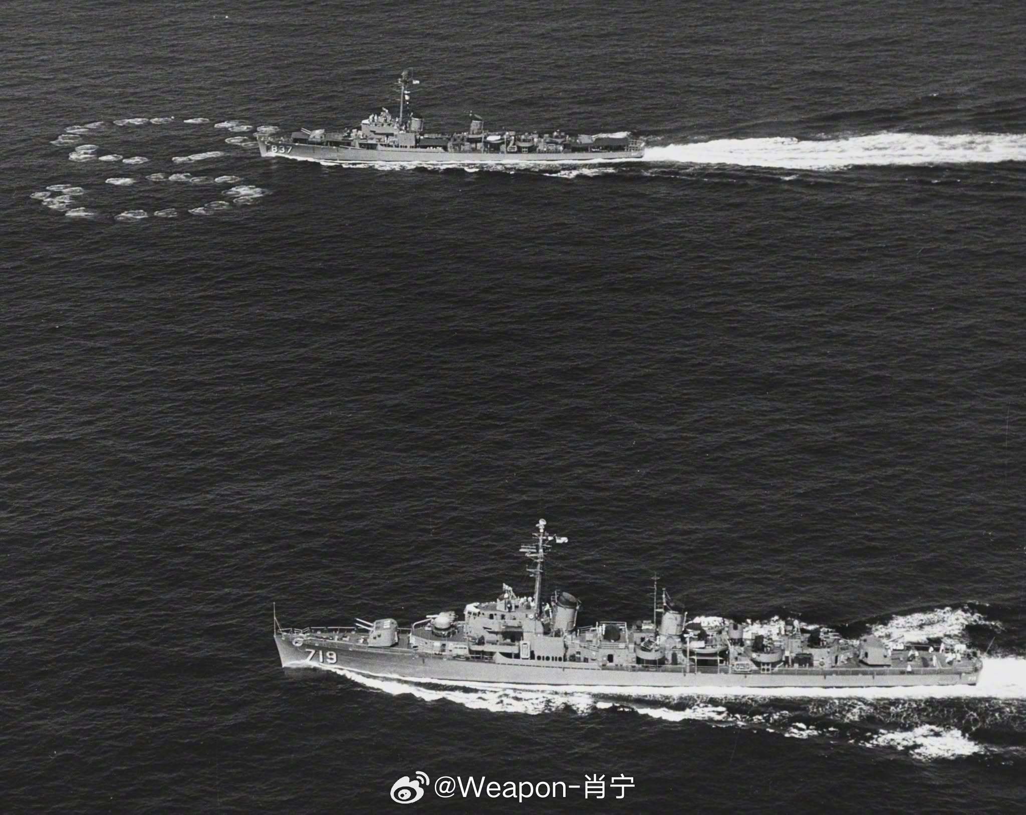 照片中的历史 1950年6月15日，反潜演习中，美国海军萨斯菲号驱逐舰（DD-8