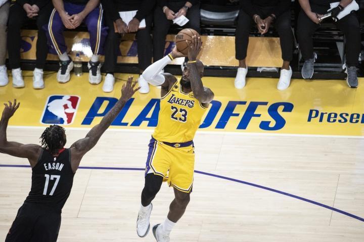 0:2的大比分让火箭队带着巨大的压力回到主场。两天之后火箭队和湖人队将在休斯敦进