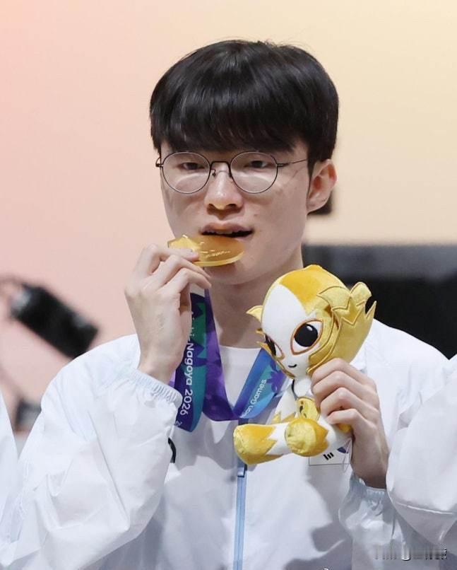 【韩媒】电竞传奇Faker，斩获个人亚运第二枚金牌，将领取“月度津贴”30万韩元