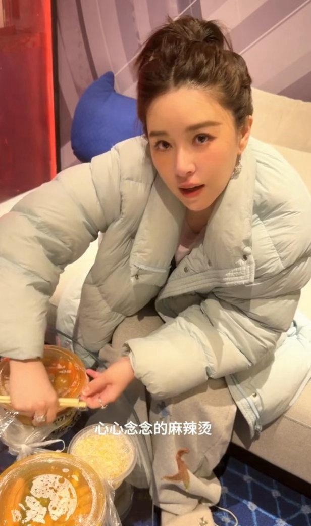 舞台上深情走心唱到哽咽，下台立刻化身干饭人狂炫麻辣烫，这反差也太真实可爱了！
产