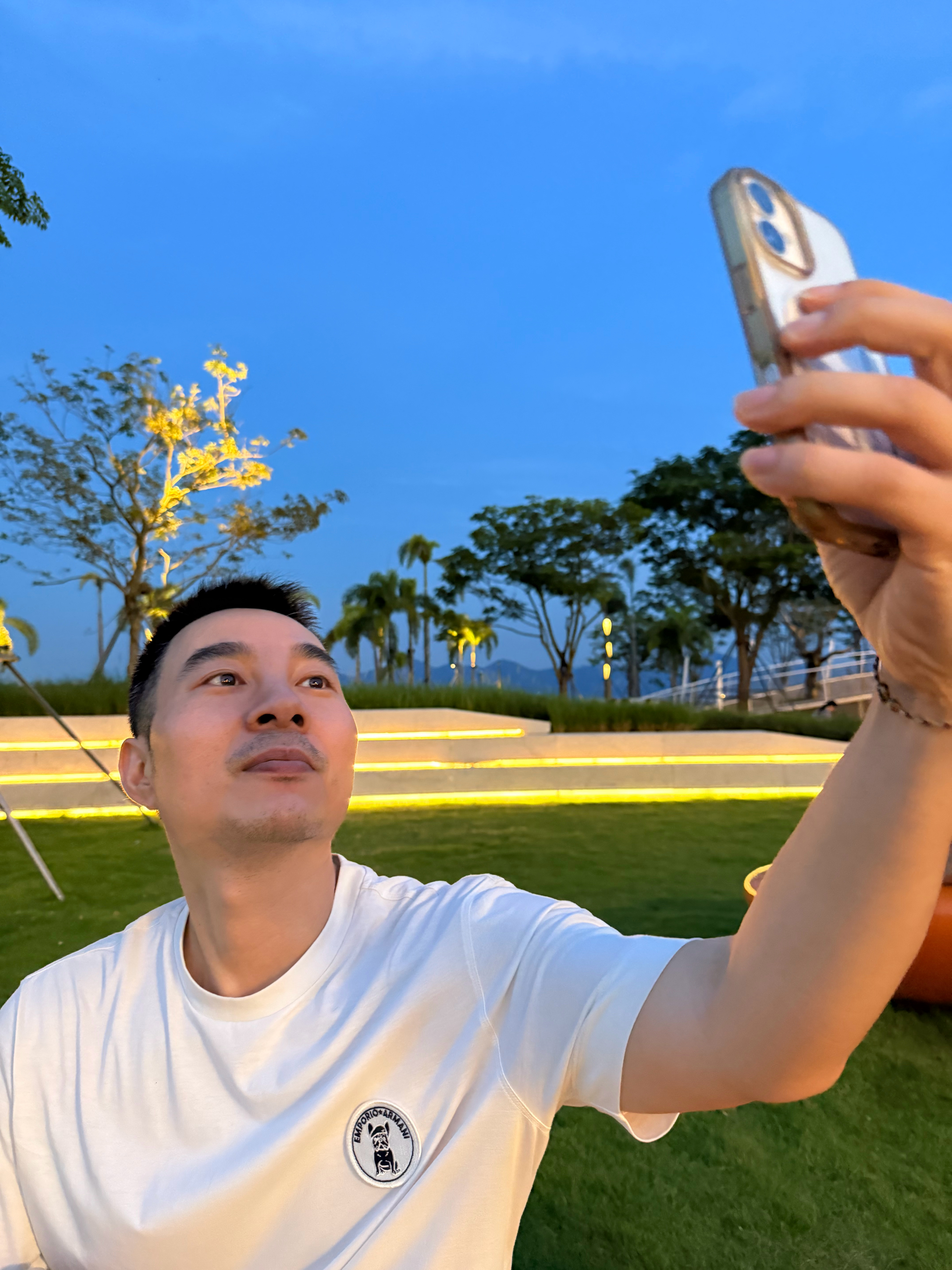 余承东发布会口误华为在太子湾这边开了好大一个卖车的展场，有点想上去看看，可惜感冒