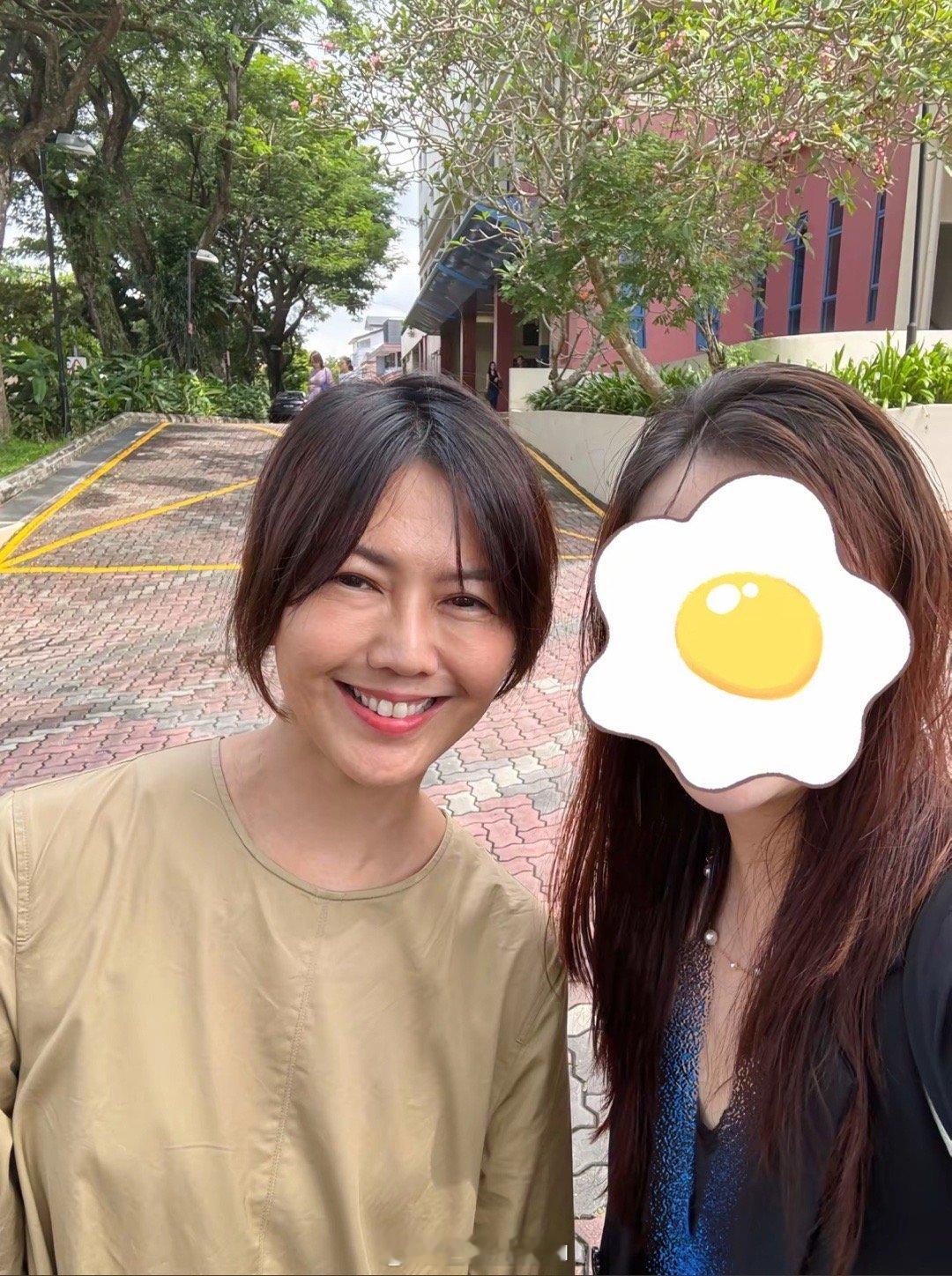 孙燕姿参加儿子小学毕业典礼  孙燕姿和老公参加儿子毕业典礼  我的女神 