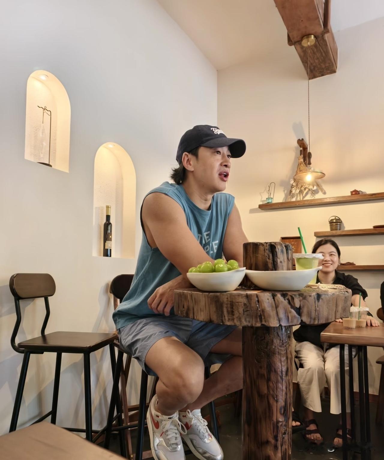 何润东是社牛！
这不是最惊讶，很多东家人带自己的孩子去见他，他才惊讶[呲牙][呲