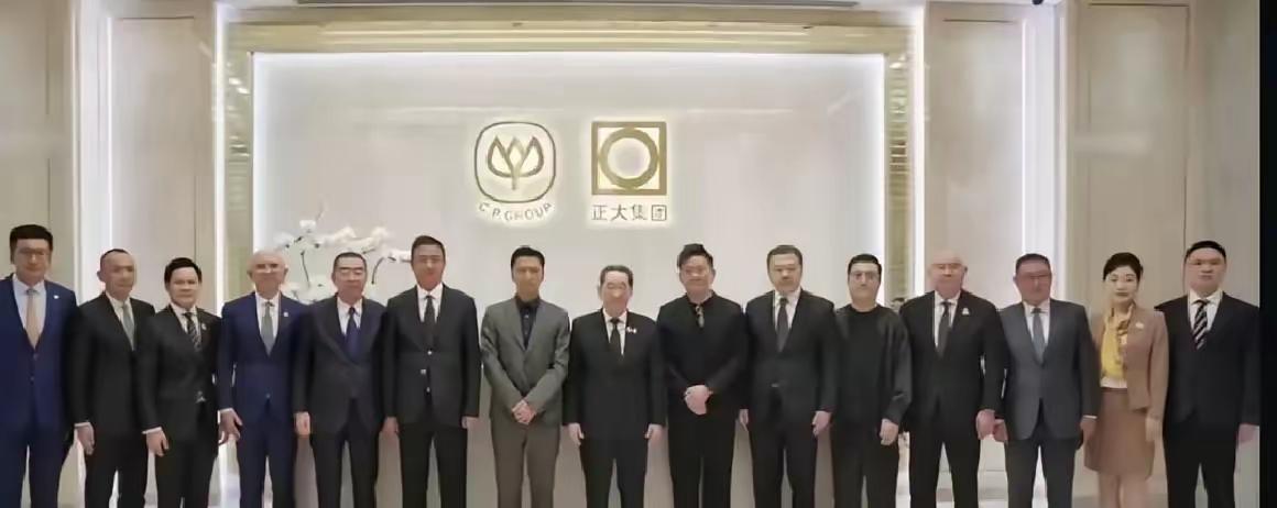不用质疑，谢霆锋身高得有174-176之间。和刘德华差不多，谢霆锋中等身高，标准