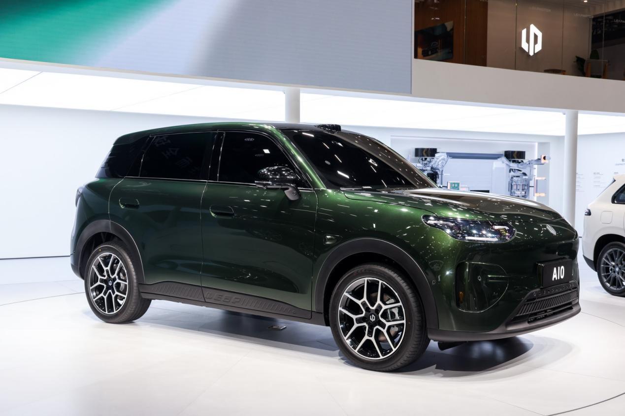 科技普惠还得是零跑
广州车展首发的零跑A10
定位智能精品长续航SUV，虽然主打