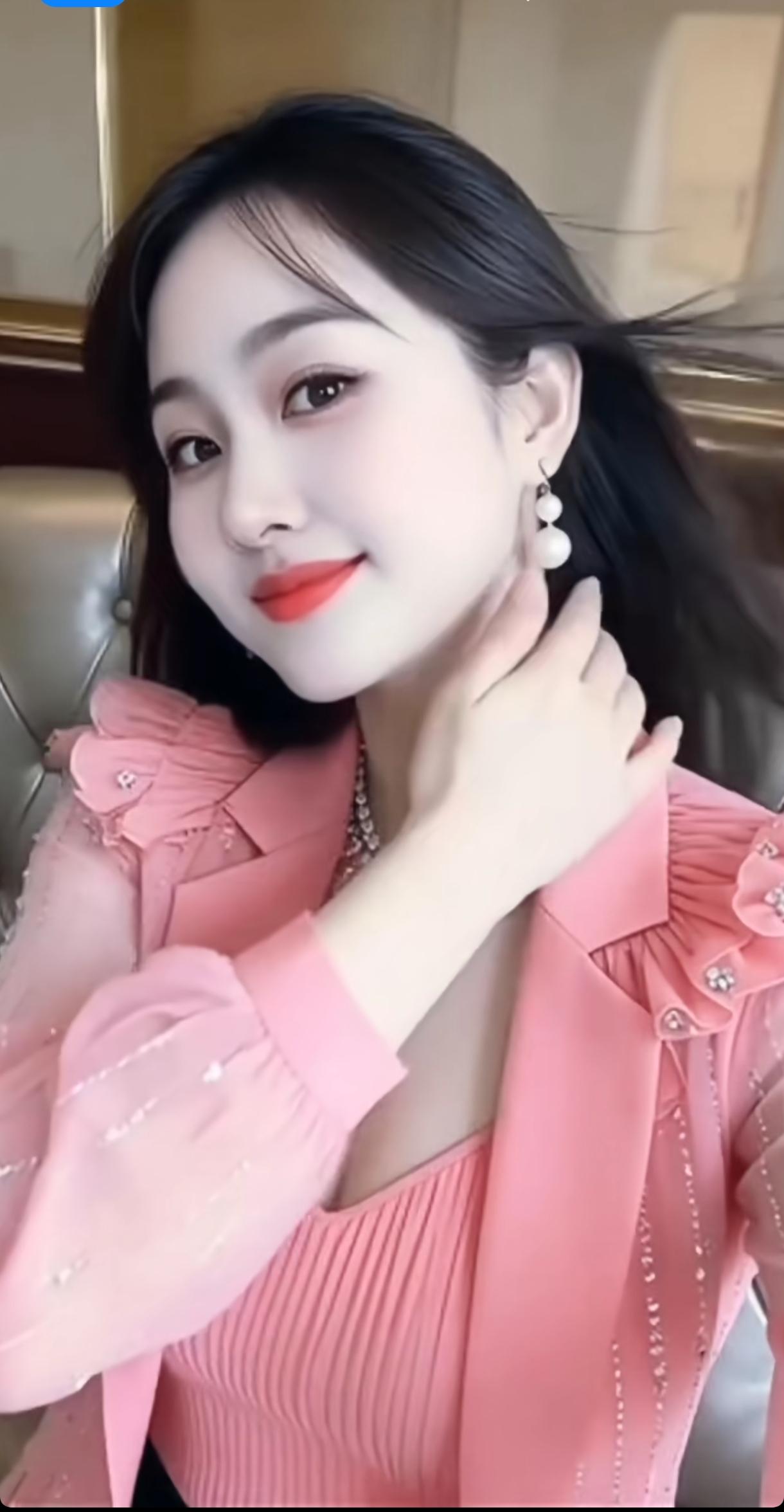 粉嫩少女心，甜美粉衣搭配珍珠耳环，温柔可人！💖🌸💕分享甜美小姐姐随手拍 粉
