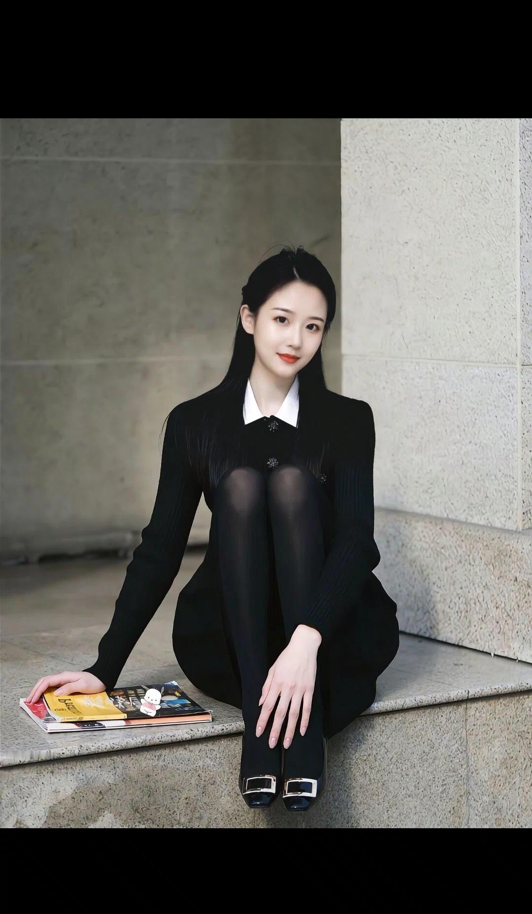 优雅黑裙，静坐石阶，时尚与静谧的完美结合。