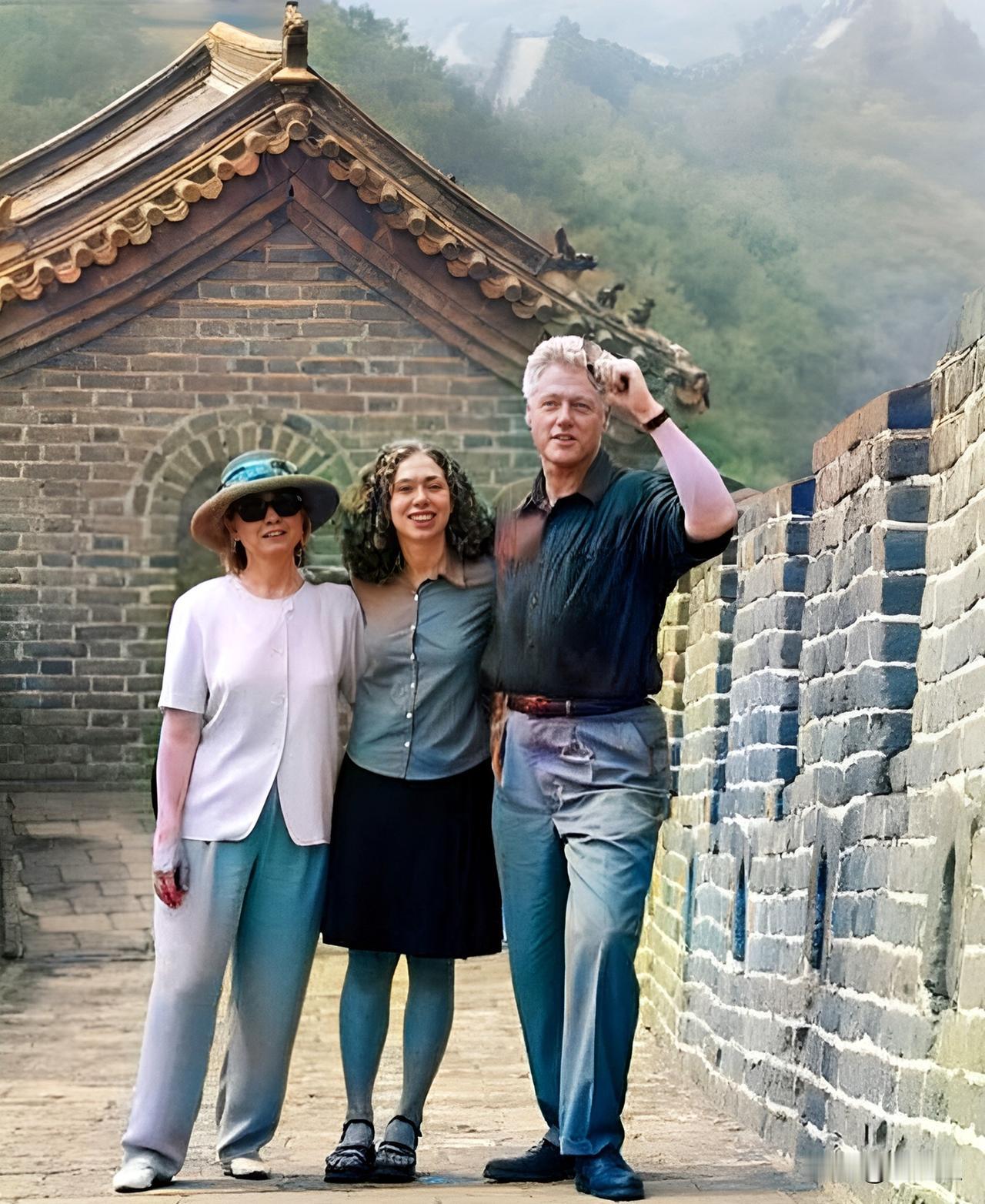 1998年，时任美国总统克林顿与妻子希拉里、女儿切尔西一起爬长城。克林顿在长城上