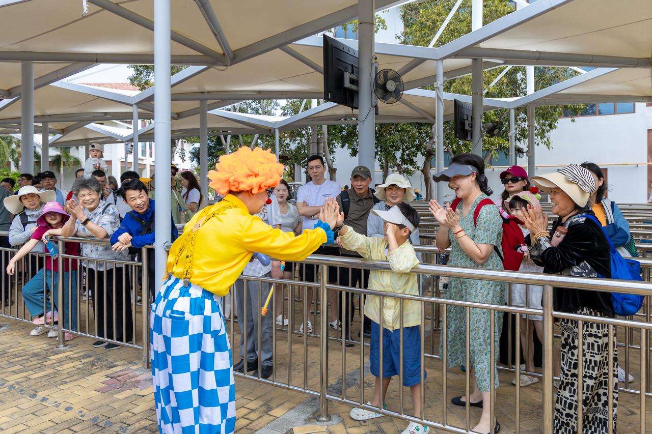 西岛的白沙滩真的是海岛宝藏！细腻绵软的白沙踩上去温温柔柔，一点都不硌脚，沙滩的坡