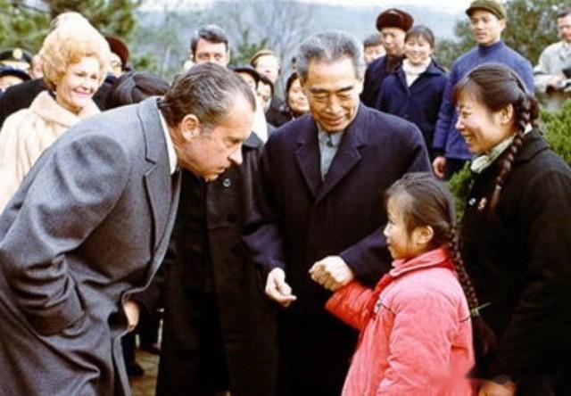 这个被周总理牵着手的幸运女孩叫胡宁芳，1972年的冬日，她随父母在公园游玩，刚好