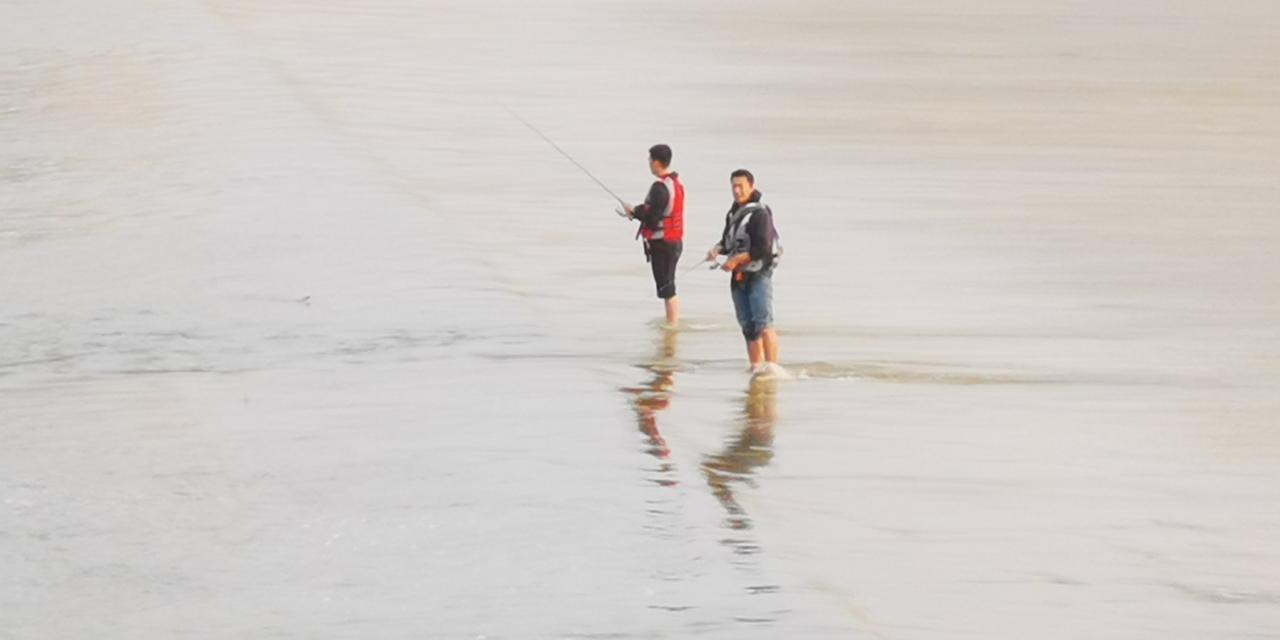 这不是小河，是黄河最大的支流渭河，胆子够大滴。