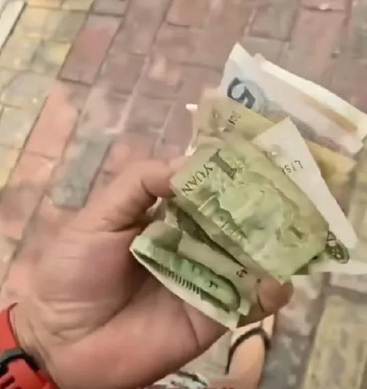 我早就听说公园跳舞都开始要小费了，但真人版的，我可真是头一回见到呢。平常我去公园