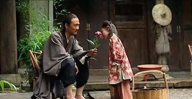 一天，海瑞见5岁女儿手拿一块糕饼，便问她糕饼从何而来。当听说来自家中男仆时，海瑞