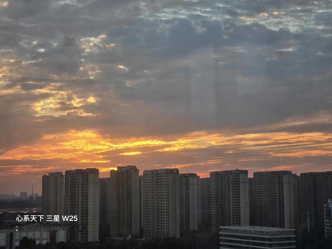 企业管理机制的升级，可以从优化流程、强化沟通与激励创新三方面着手。首先，梳理现有