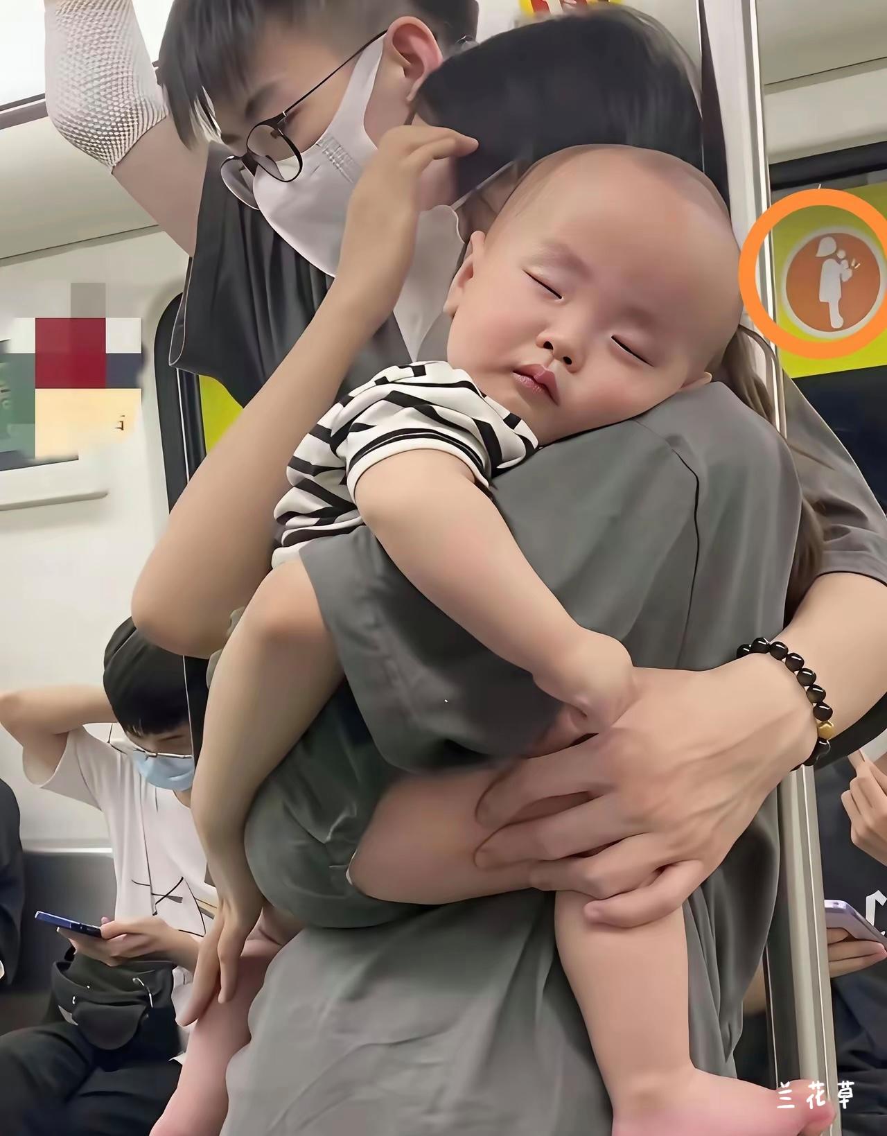 爱，能包容一切。  
一家三口以爱为围，他们生活在爱的怀抱里。