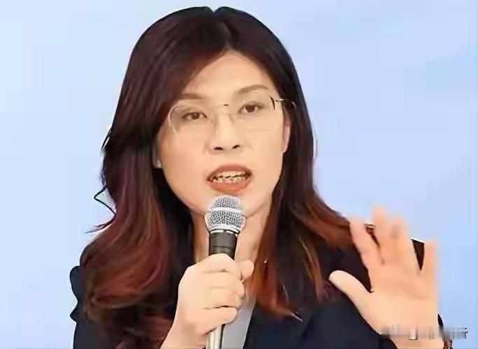 郑丽文有两把刷子！
12月24日消息，郑丽文在秘书长李乾龙的陪同下拜会了国民党前