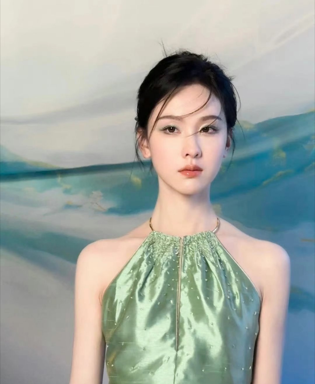 这个妆容也太绝了！清透又高级，自带水光感，温柔又显气质。上手不难还特别出片，日常