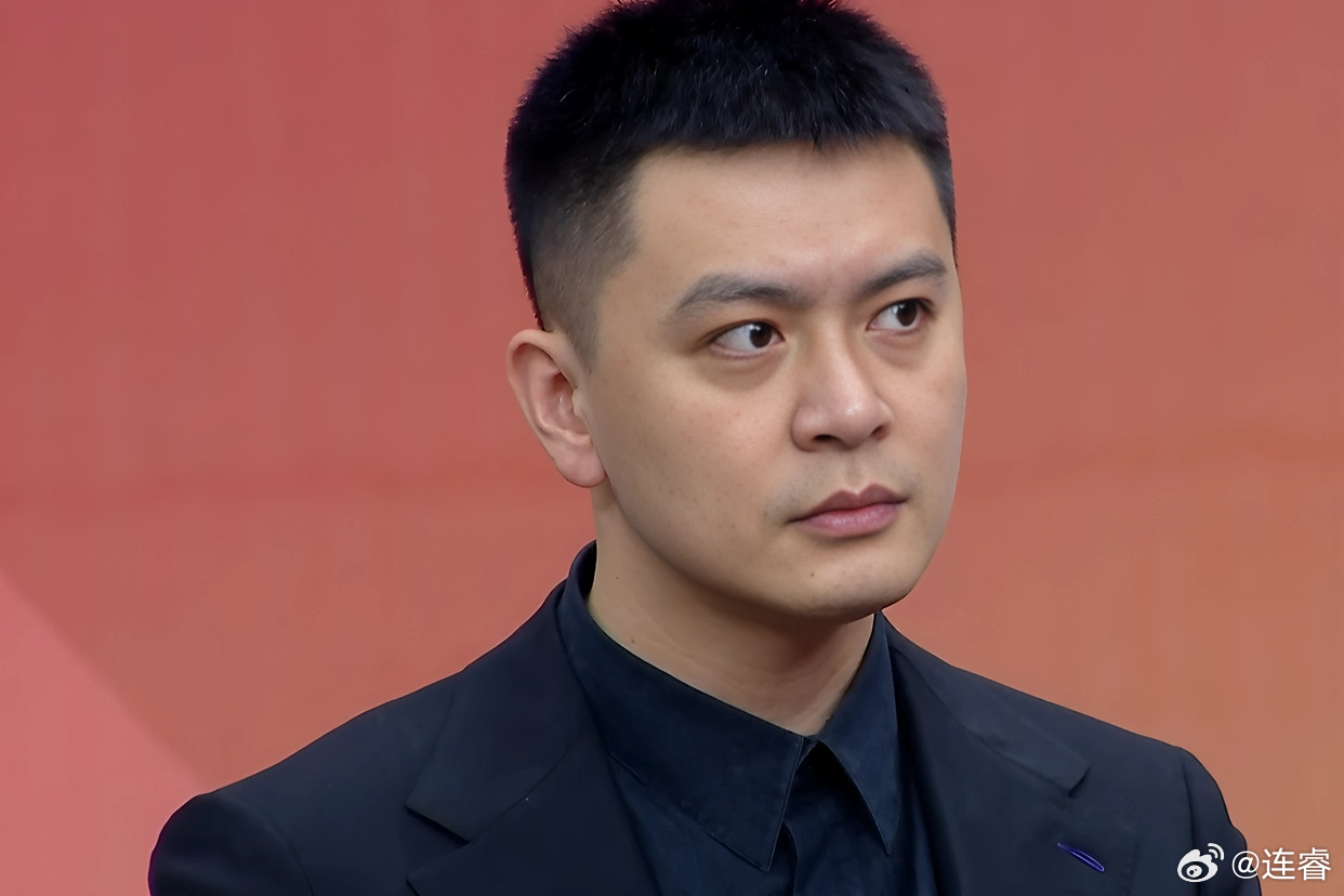 杨鸣：“赵睿和陈盈骏，要么同时上要么同时下，最好留一个在场上”。是啊，可说呢….