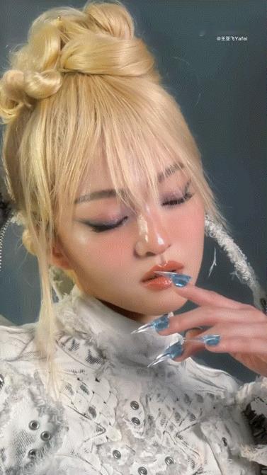 王亚飞给张韶涵化的银翼战姬妆 这个妆的名字就很酷，化出来更酷。张韶涵的异次元造型