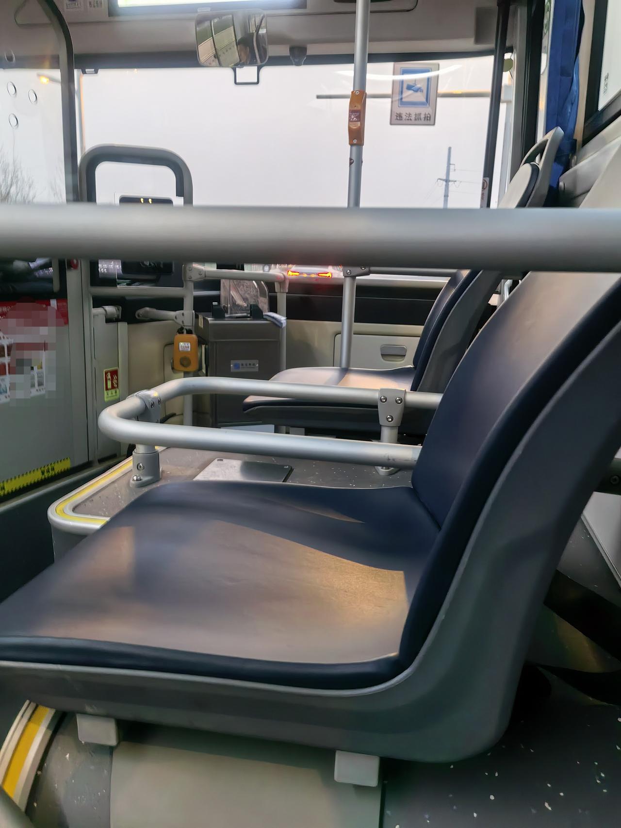 有没有人像我一样，经常坐公交车在很远一站下车，然后往回走。

多走一段路，多看一