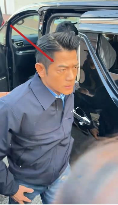 天王郭富城第一次穿的像个老干部。他罕见的一件老干部夹克外套，内搭蓝色竖纹衬衫，下