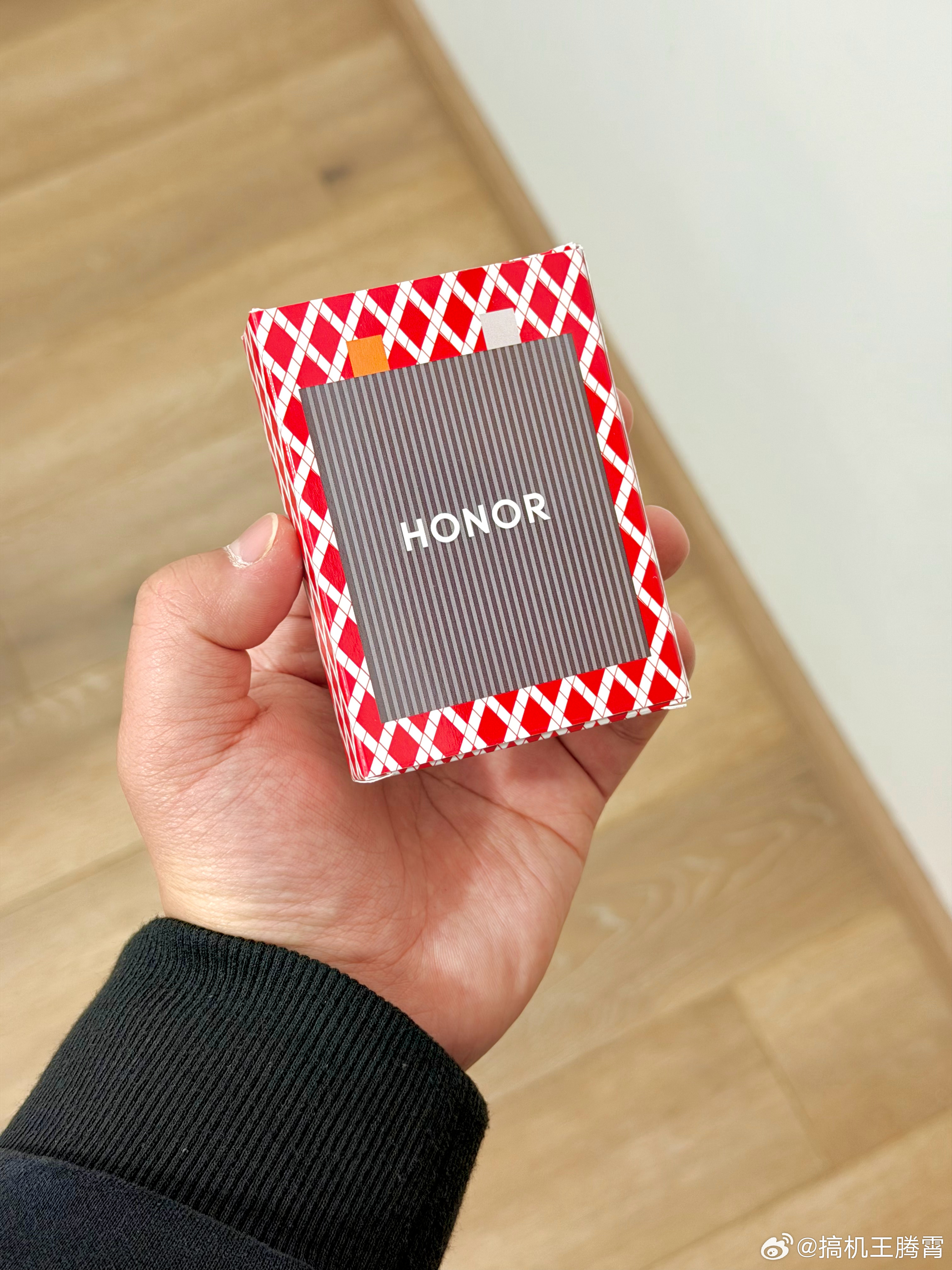 会玩，耀子给我寄了副牌，起初以为就只是副牌，后来才发现黑桃A后面藏了全新青海湖刀