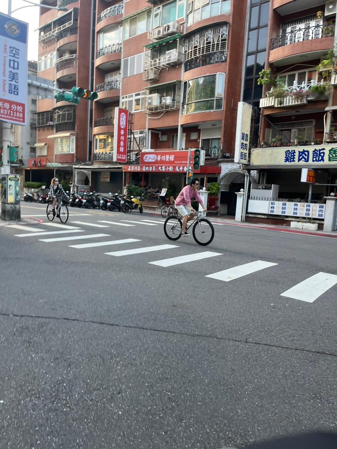 网友偶遇许玮甯（瑞贝卡版 和邱泽一起骑车 