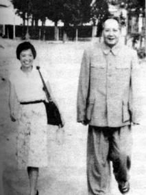 她照顾了毛主席21年，可主席去世的时候，却不许她出现在身边。1974年，眼看着毛