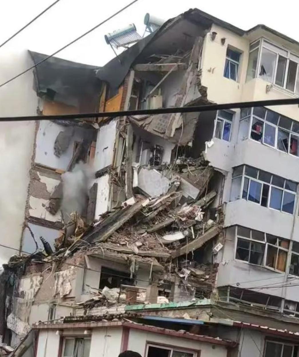 辽宁葫芦岛市一居民楼突发爆炸
6月29日早上，辽宁葫芦岛市南票区一居民楼突发爆炸