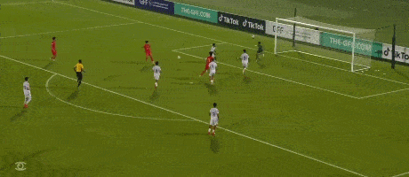 国少前场断球反击，刘靖磊跟进补射破门，国少2-1巴林U17
