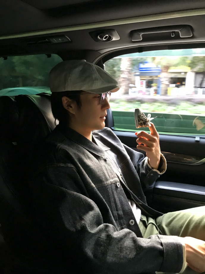 韩东君牛仔穿搭随拍韩东君牛仔穿搭随拍释出，深色牛仔外套搭配复古报童帽，休闲穿搭适
