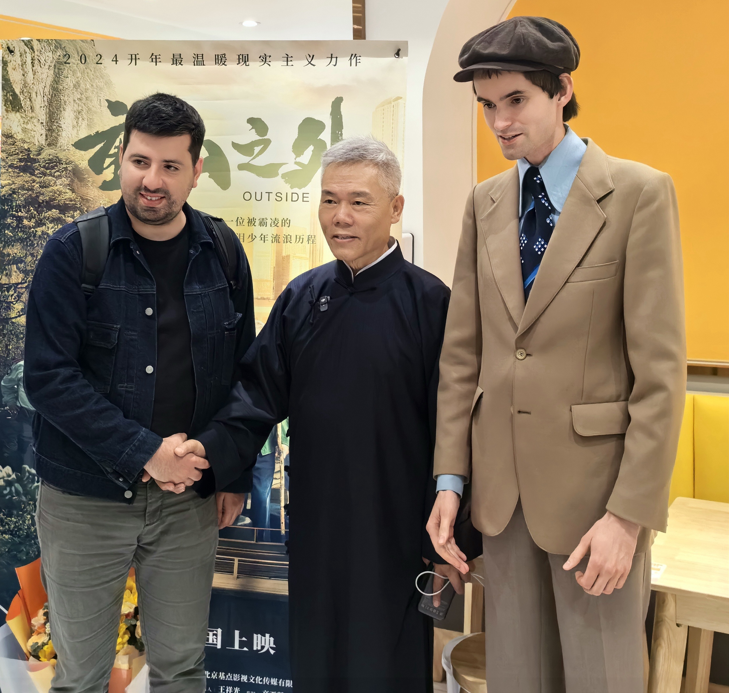 影院之外文/司马南《重山之外》​片子和表演都很幼稚，​想不到来的人这么多，剧场坐