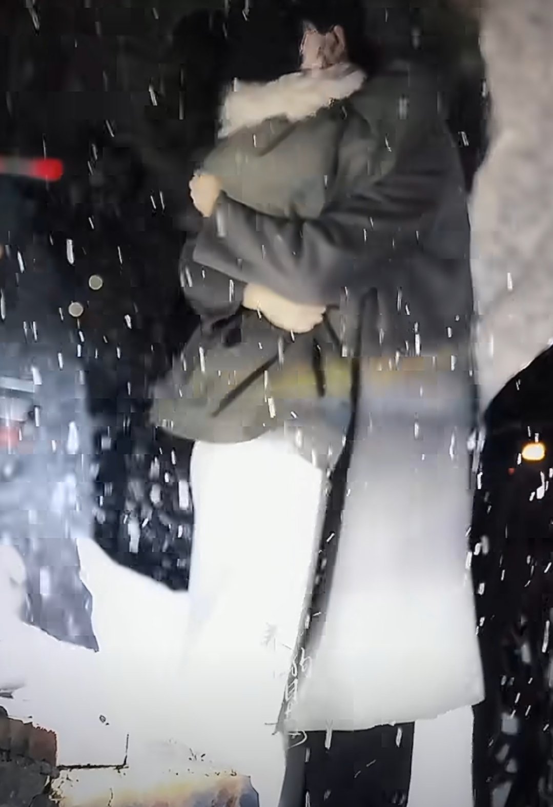 王安宇章若楠《想把你和时间藏起来》雪中拥抱路透 好会爱人的王安宇 