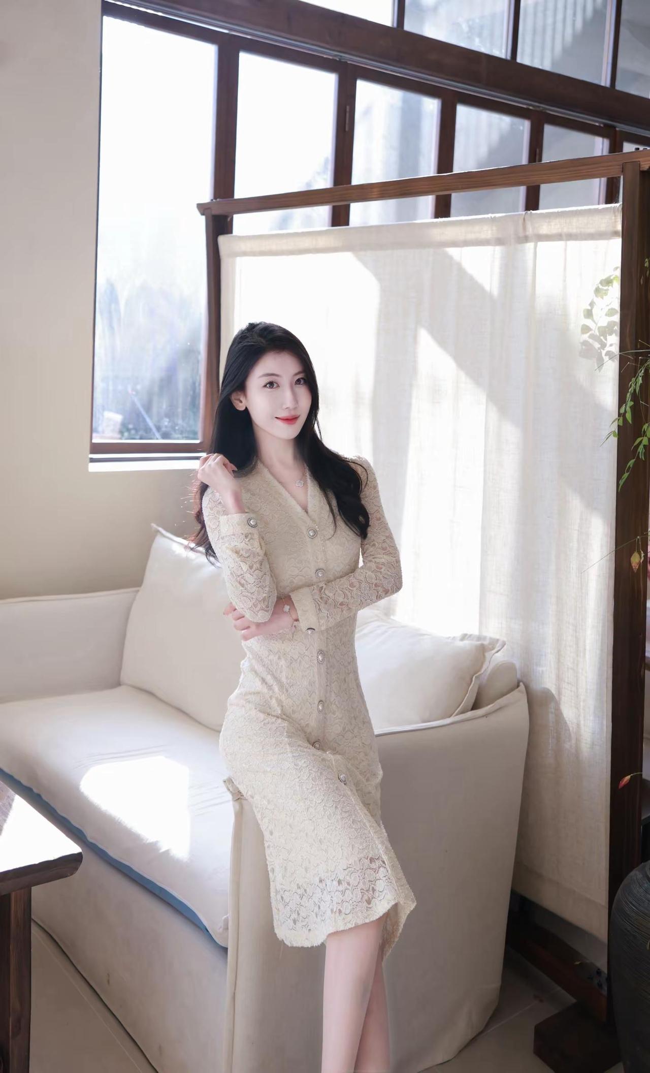 爱笑的眼睛温柔穿搭 气质穿搭 照片 分享