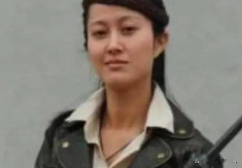 “谁能杀鬼子，我就和他睡觉！”1943年，女土匪吕芪见很多男人垂涎她的美色，说道