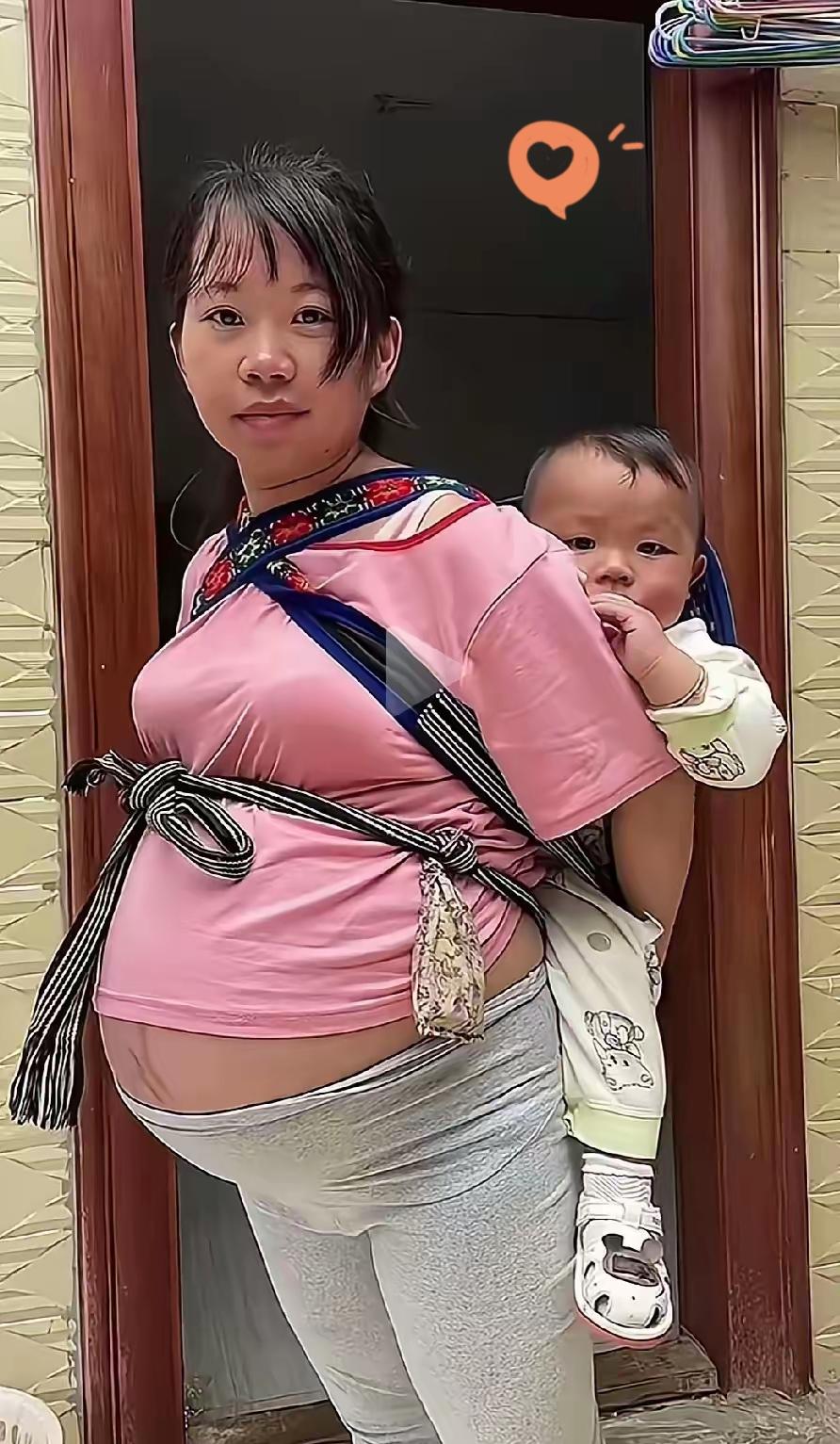 抖音宝妈怀二胎带娃视频：感动之外，这些隐忧更该被看见
 
刷到那则抖音宝妈视频时