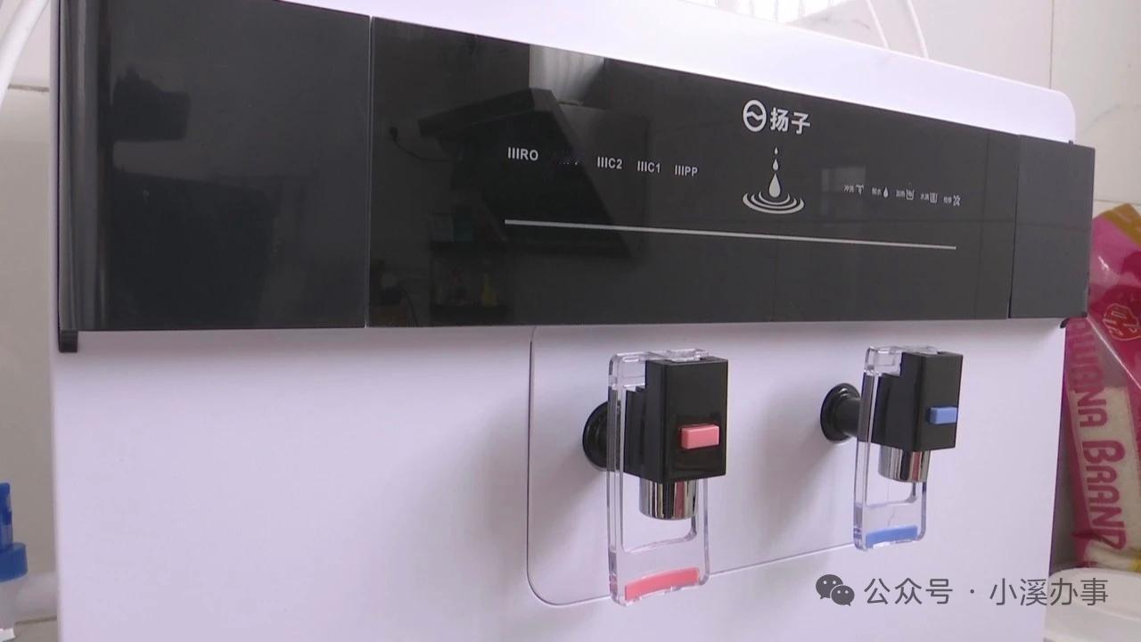 大巴车进村 每天拉两车老人进城“参观” 实为推销净水器

一间小屋四方方，
老头