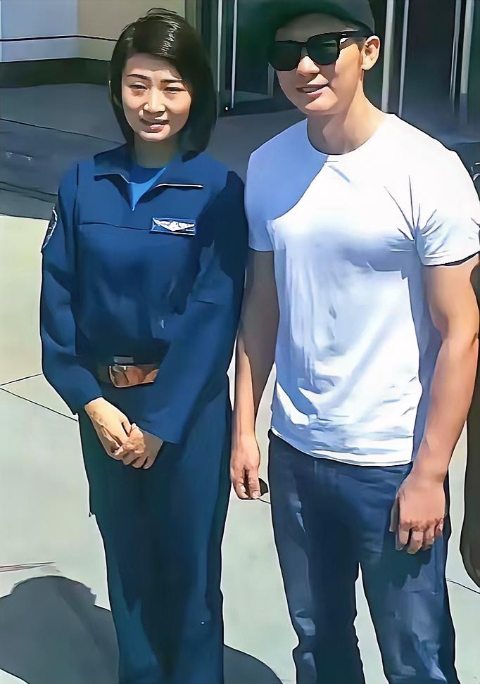 2016年夏季，李晨筹拍军事影片《空天猎》，前往空军八一飞行表演队采风取景，在此