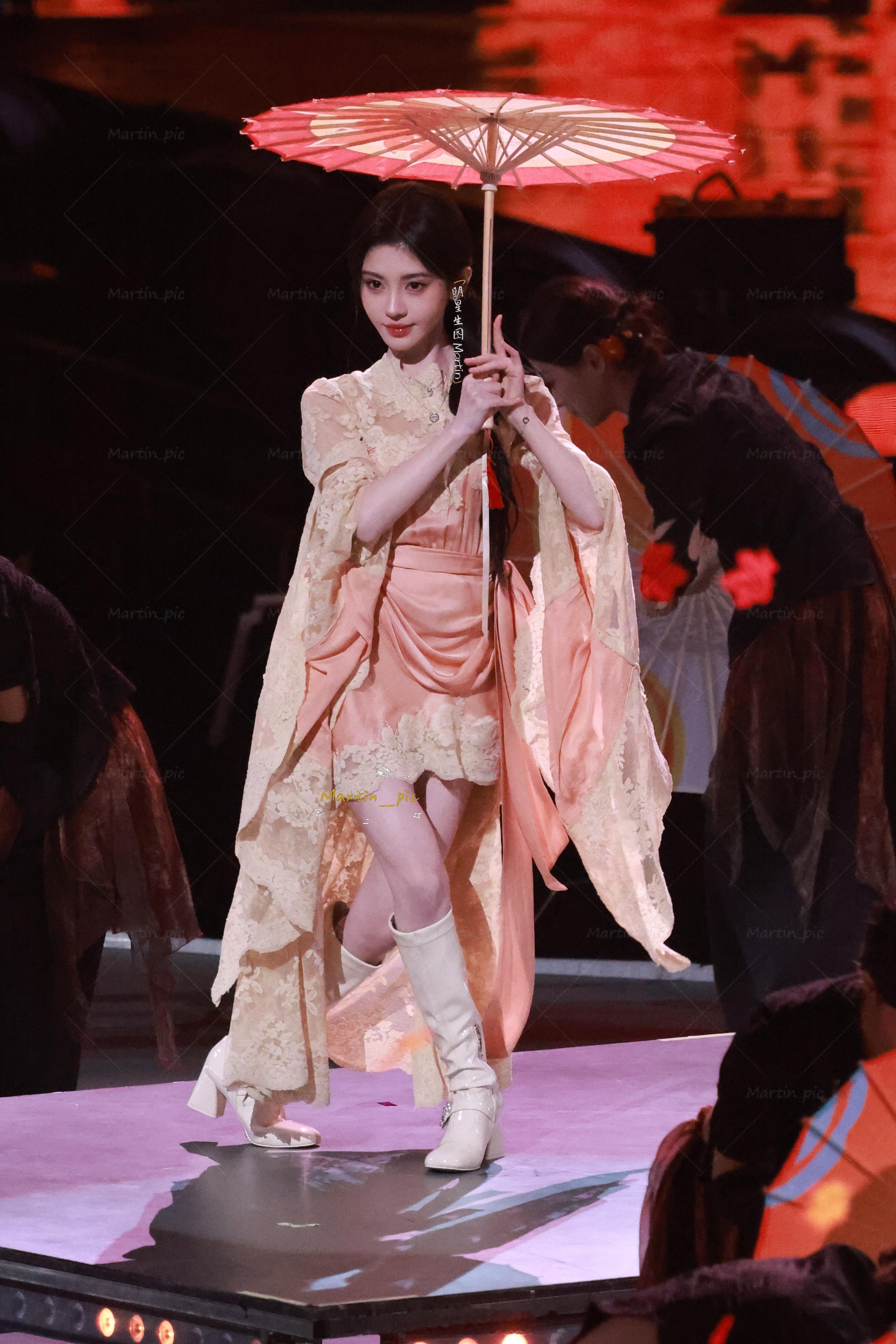 鞠婧祎[超话] 鞠婧祎王者荣耀共创之夜舞台生图太美了太美了，鞠姐真的每一秒都这么