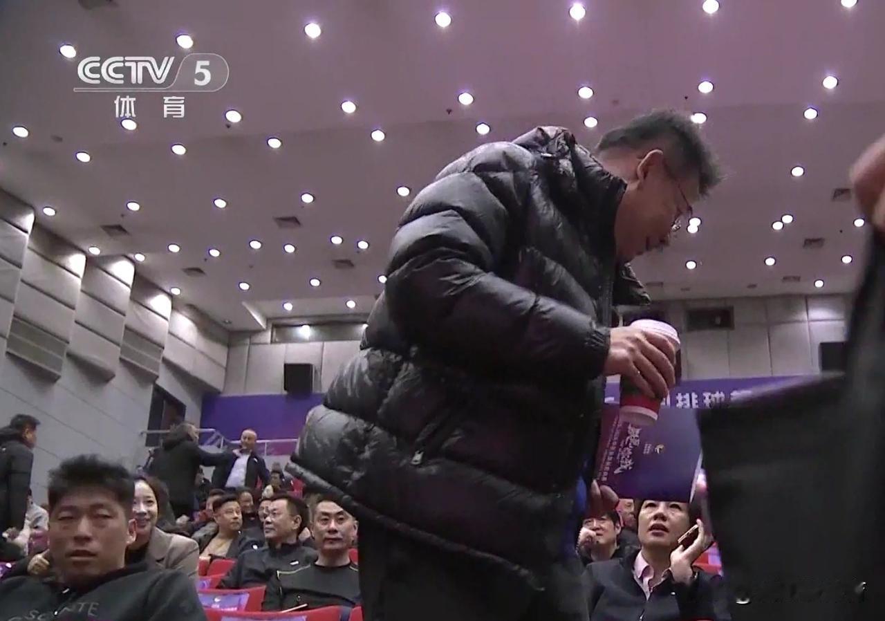 蔡斌是中国排超联赛的风景线。59岁的蔡斌戴着金边眼镜、穿着克莱因蓝的时髦卫衣、意