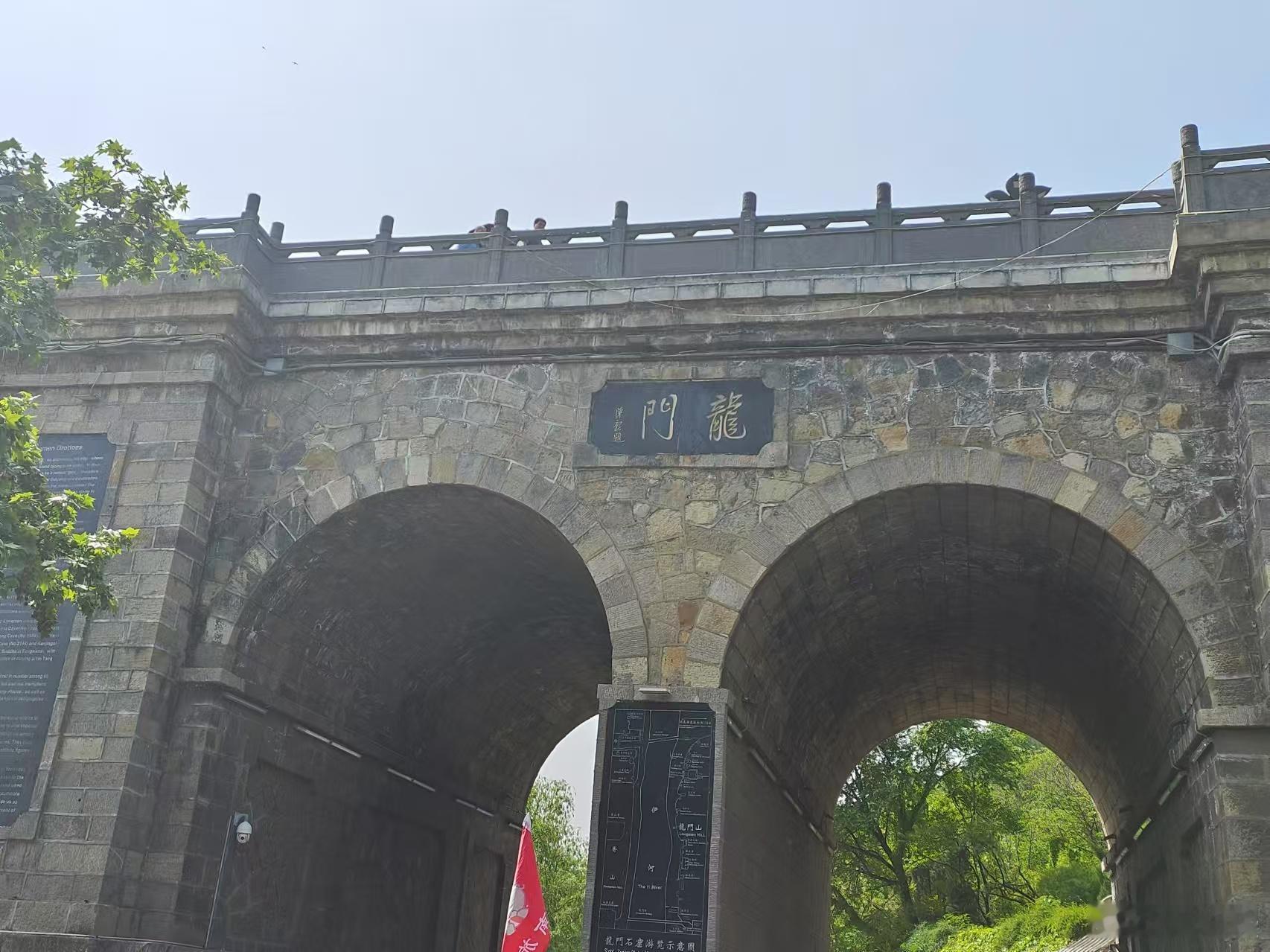 人文景观 龙门石窟位于中国河南省洛阳市南郊，是中国著名的古代石刻艺术宝库之一。它