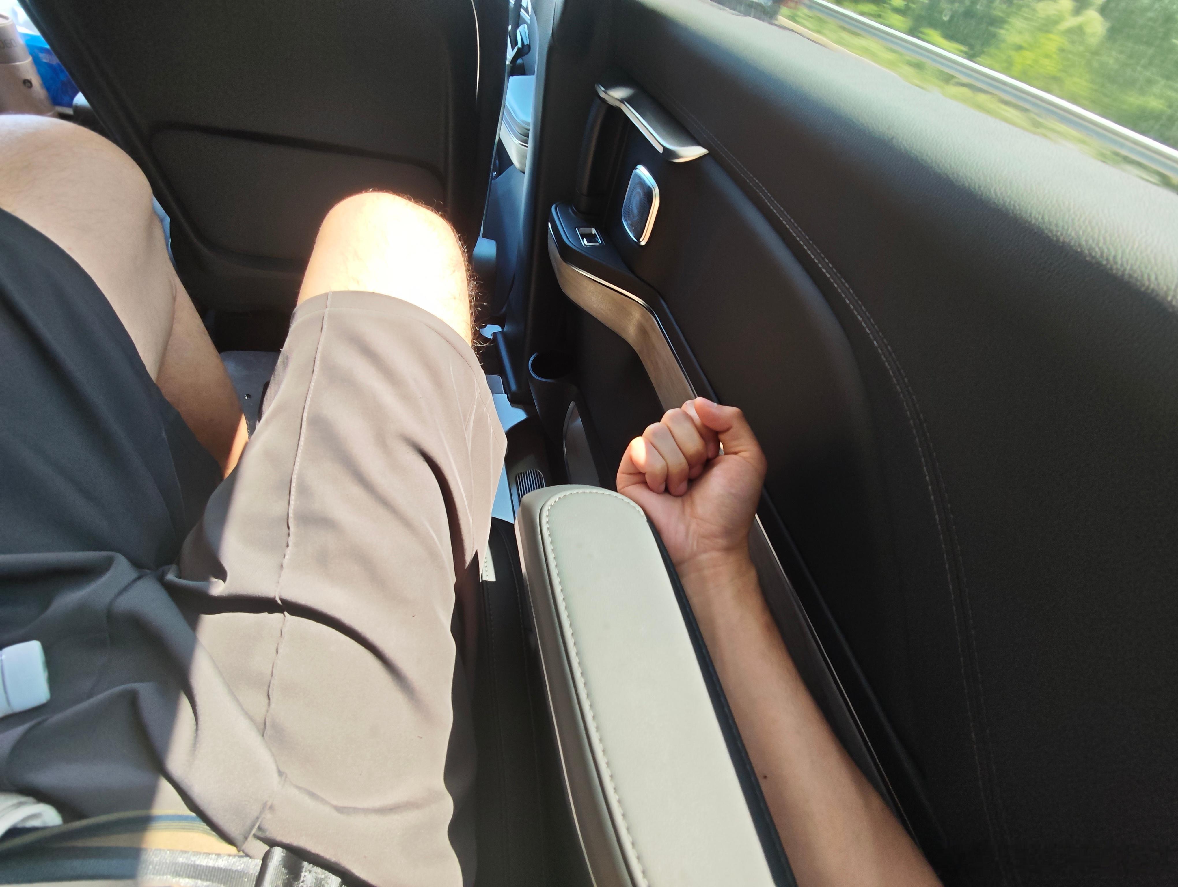 从北京到承德3个多小时路，坐的是红旗HQ9 PHEV 。第二排座椅贼宽、滑轨贼长