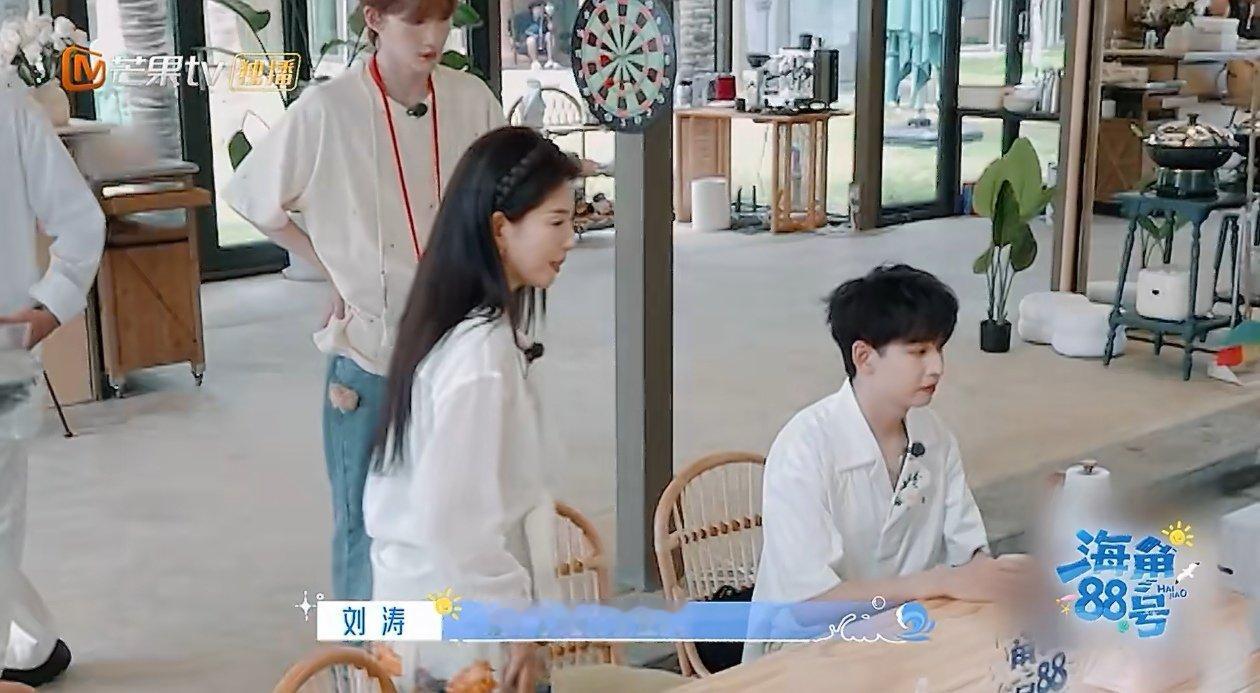 孟川上节目送锅 海角88号 哇！孟川在节目里一亮相就超有看点，带着章丘特产大铁锅