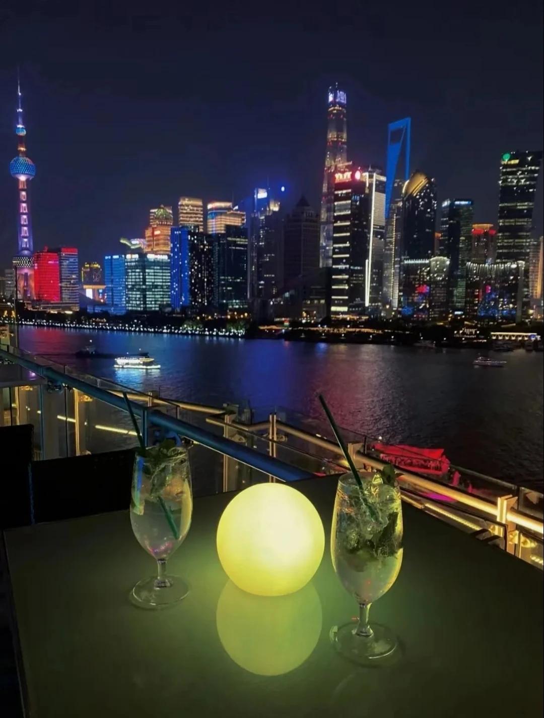 瞒着所有人一个人去了他的城市，见了他最后一面，我们坐在一起吃了顿饭后，找了个安静
