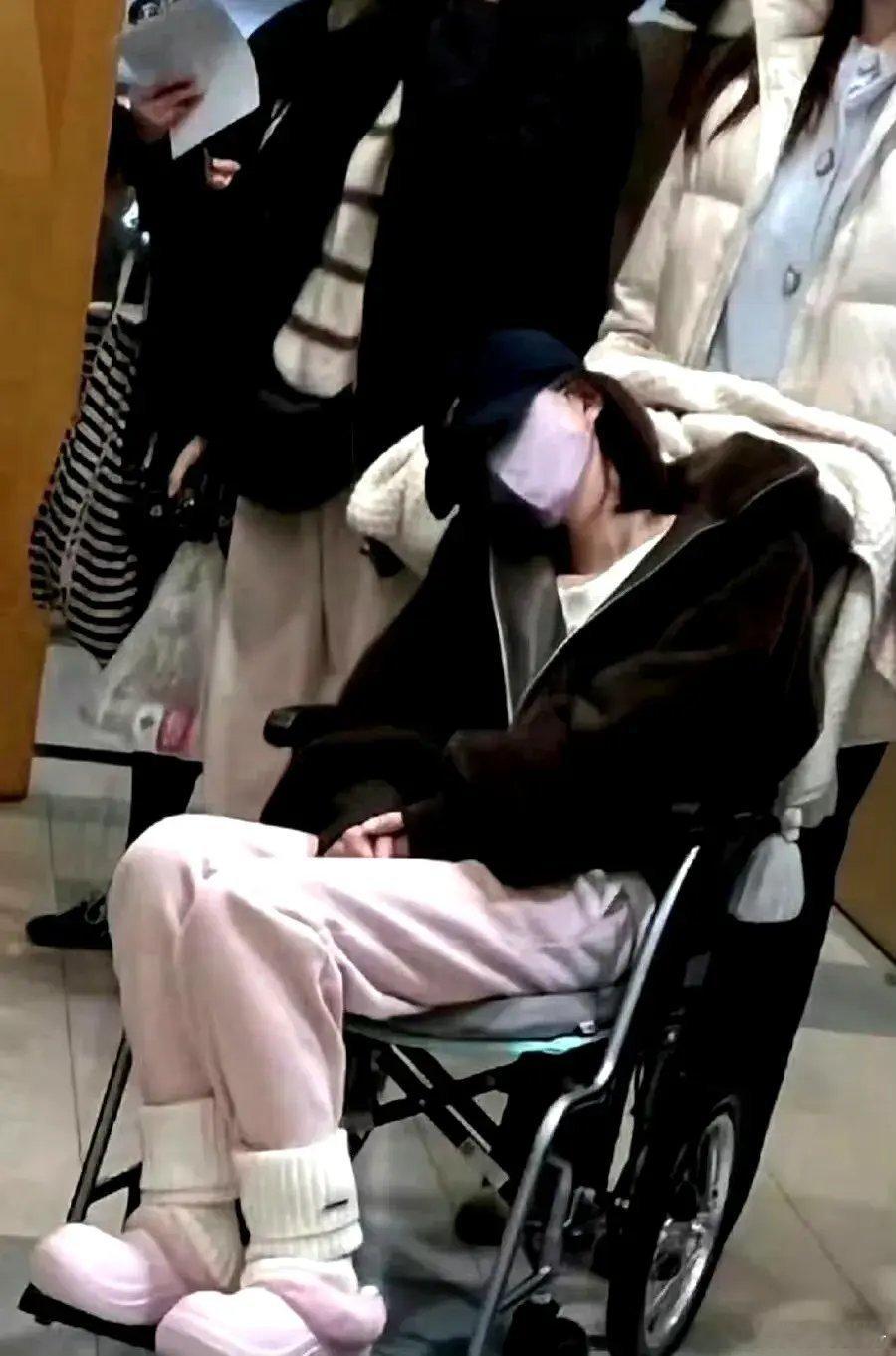 赵露思曾被锁酒店驱魔惊天大瓜！赵露思被公司关在酒店驱魔！都2025年还会有这种事