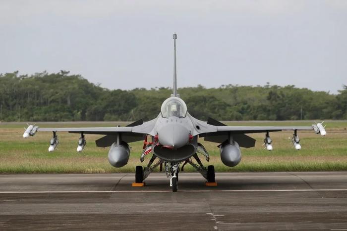 美国欠了台湾 200 亿军火款根本就不交！2026 年了，F16V 一架接一架地