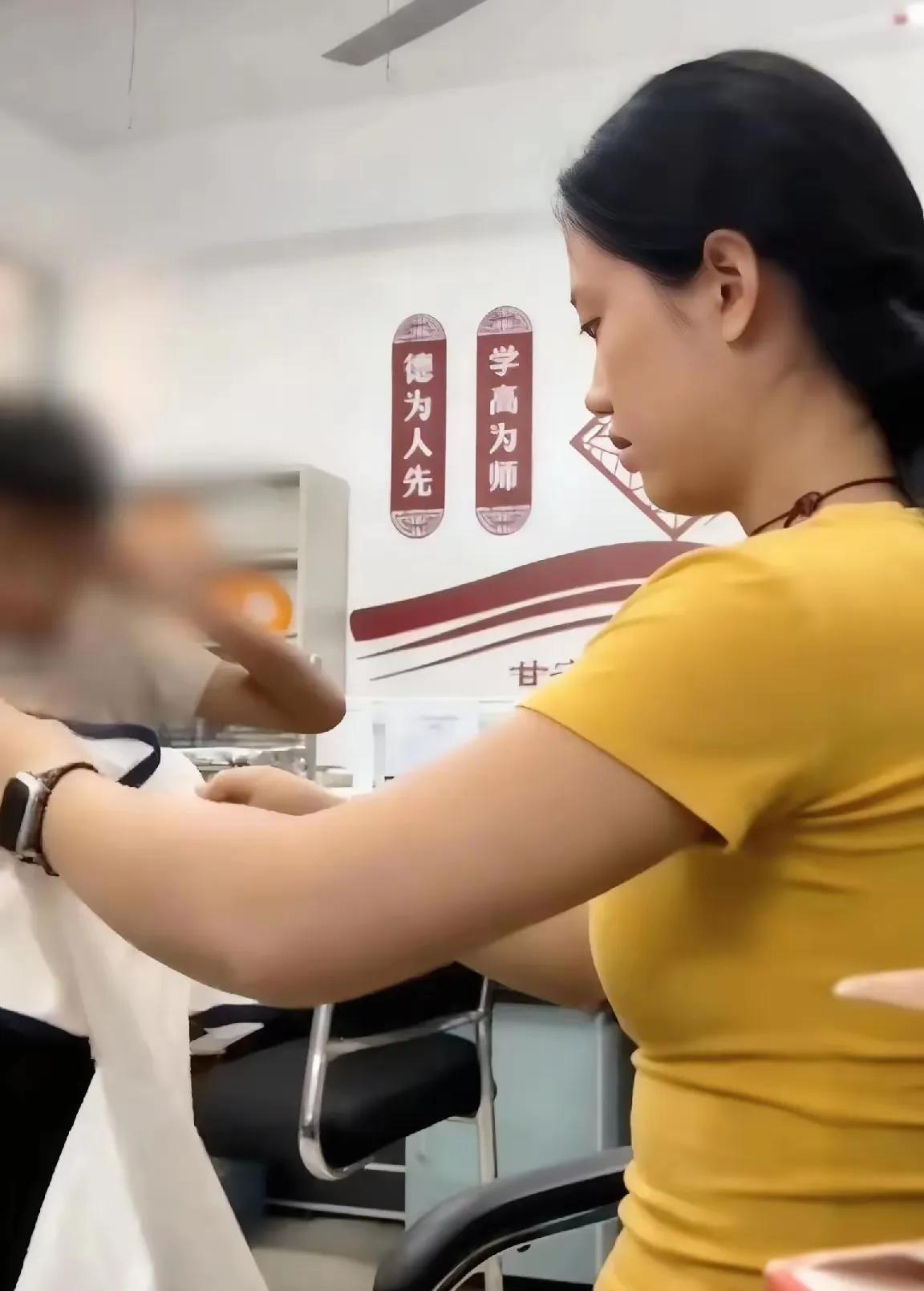 女班主任把班里一位10岁男孩叫到办公室，让他把身上的T恤脱了，随后递给他一个新的